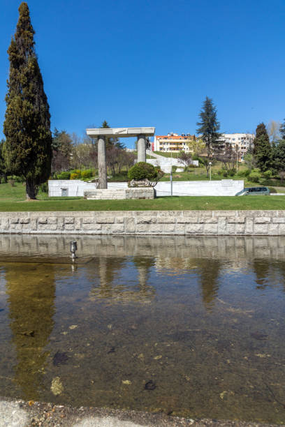 monumento y la estatua de espartaco en la ciudad de sandanski, bulgaria - spartacus fotografías e imágenes de stock