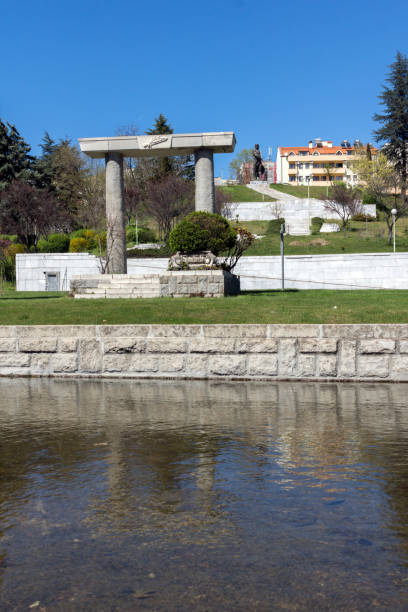 monumento y la estatua de espartaco en la ciudad de sandanski, bulgaria - spartacus fotografías e imágenes de stock