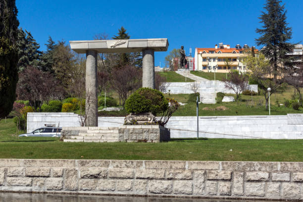 monumento y la estatua de espartaco en la ciudad de sandanski, bulgaria - spartacus fotografías e imágenes de stock