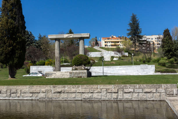 monumento y la estatua de espartaco en la ciudad de sandanski, bulgaria - spartacus fotografías e imágenes de stock