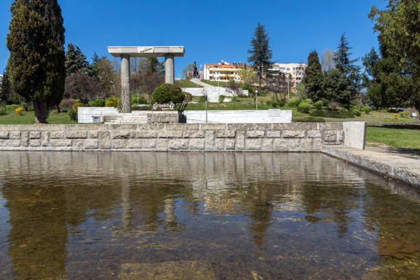 monumento y la estatua de espartaco en la ciudad de sandanski, bulgaria - spartacus fotografías e imágenes de stock
