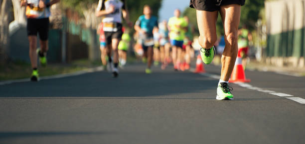 marathon laufen rennen - fuß anatomiebegriff fotos stock-fotos und bilder