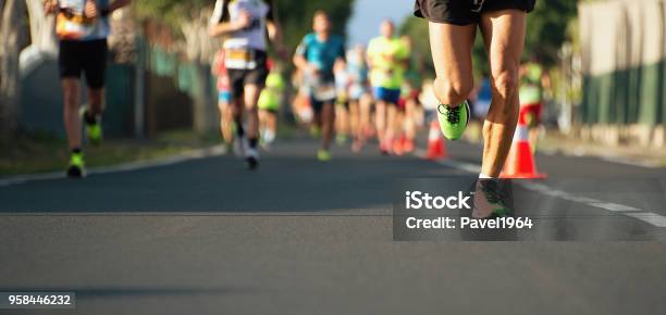 Marathon Laufen Rennen Stockfoto und mehr Bilder von Rennen - Körperliche Aktivität - Rennen - Körperliche Aktivität, Marathon, Rennen - Sport