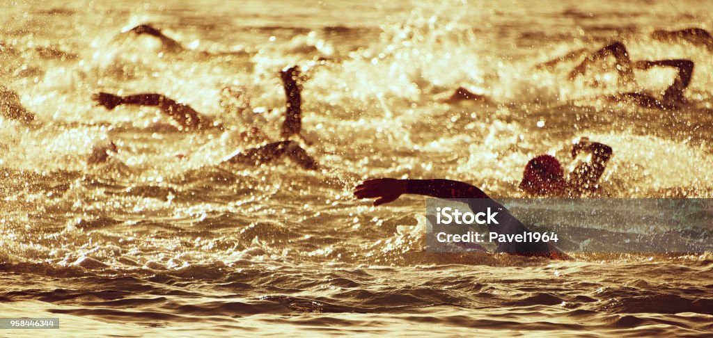 Silueta del nadador - Foto de stock de Triatlón libre de derechos