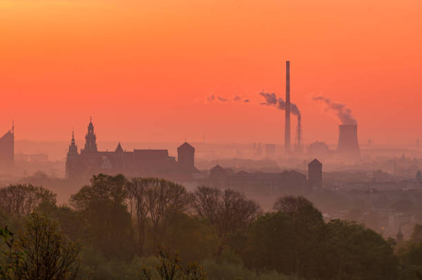 cidade velha de cracóvia no início da manhã - smog city pollution town - fotografias e filmes do acervo