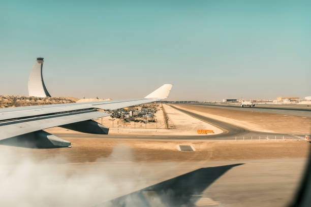 flugzeug land - schnell passagierflugzeug mit passagiere bei der landung auf der landebahn des flughafens mit geschwindigkeit und staub - fog desert arabia sunset stock-fotos und bilder