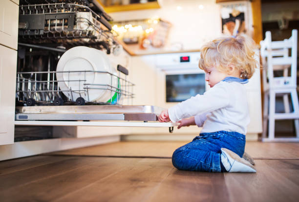 危険な状況を自宅で幼児の少年。子供安全コンセプト。 - bathroom cabinet door drawer ストックフォトと画像