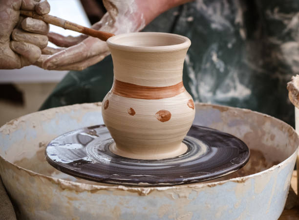 istock Creating vase of white clay close-up 958464806