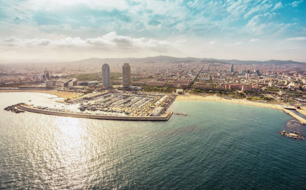 vista aérea do horizonte barcelona com arranha-céus pela praia, espanha - port de barcelona catalonia spain barcelona city - fotografias e filmes do acervo