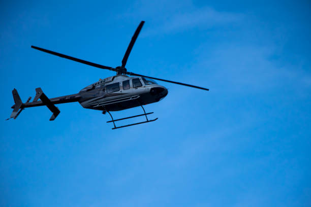 изображение вертолета, летящего по горной местности - rescue helicopter outdoors occupation стоковые фото и изображения