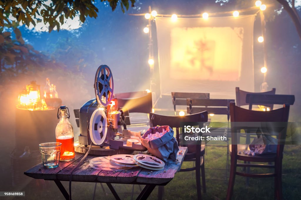 Kleines Kino im Sommergarten am Abend - Lizenzfrei Kino Stock-Foto