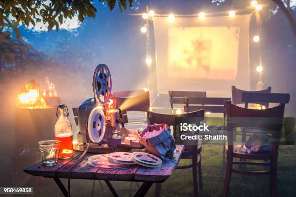 Kleines Kino Im Sommergarten Am Abend Stockfoto und mehr Bilder von Kino - Kino, Kinofilm, Filmindustrie