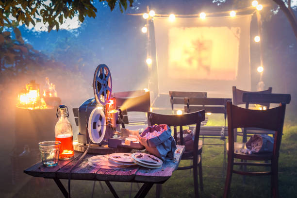 małe kino w letnim ogrodzie wieczorem - ekran projekcyjny urządzenie projekcyjne zdjęcia i obrazy z banku zdjęć