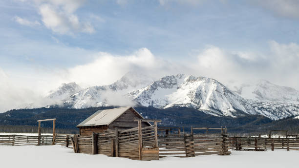 hermosa escena occidental con madera corral y telón de fondo de invierno las montañas sawtooth - idaho beautiful western usa usa fotografías e imágenes de stock