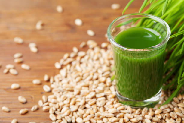 グリーン小麦草ジュース。有機・食事朝飲む。スーパー フード。 - wheatgrass alternative medicine detoxification juice ストックフォトと画像