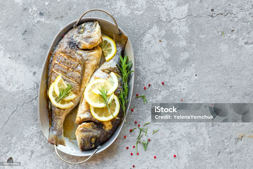 Gebackene Fische Dorado. Dorade oder Dorada Fisch gegrillt - Lizenzfrei Meerbrasse - Tropischer Fisch Stock-Foto