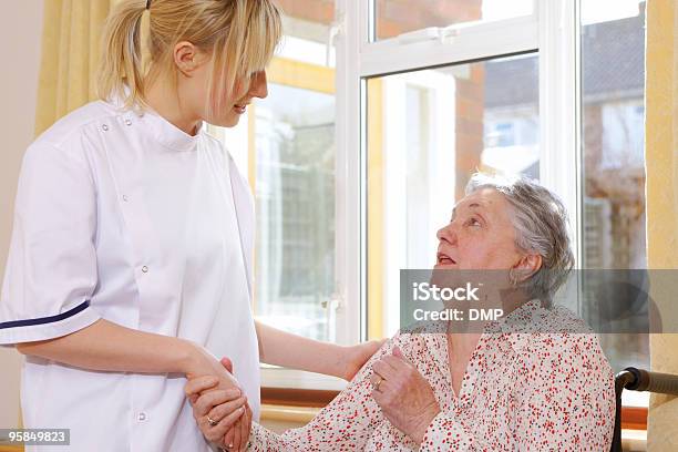 Primer Plano De Enfermería Charlar A Senior Mujer En Silla De Ruedas Foto de stock y más banco de imágenes de Adulto