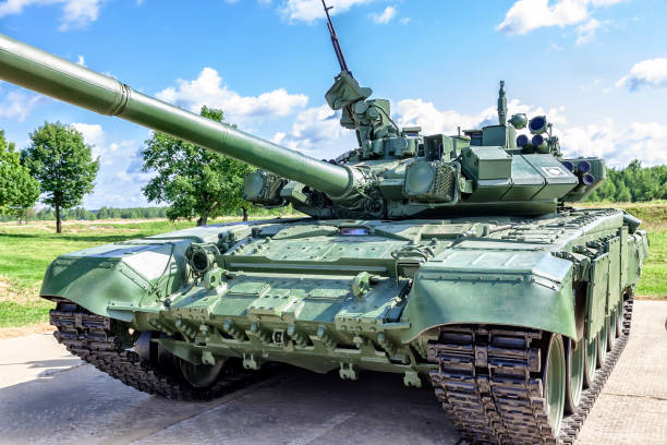 istock Russian tank against the blue sky 958499790