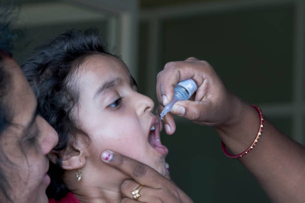 인도에서 소아마비 백신 - chickenpox skin condition baby illness 뉴스 사진 이미지