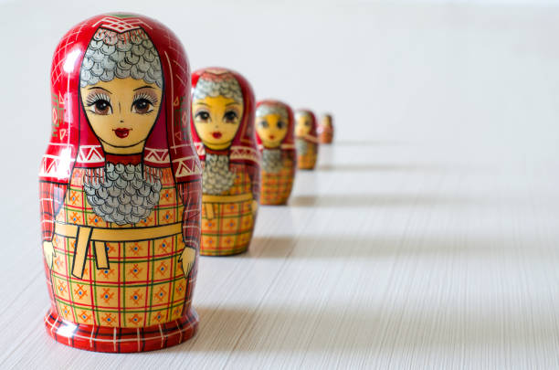 5 레드 마트입니다. 긴 그림자입니다. 클로즈업 - russian nesting doll doll small russian culture 뉴스 사진 이미지