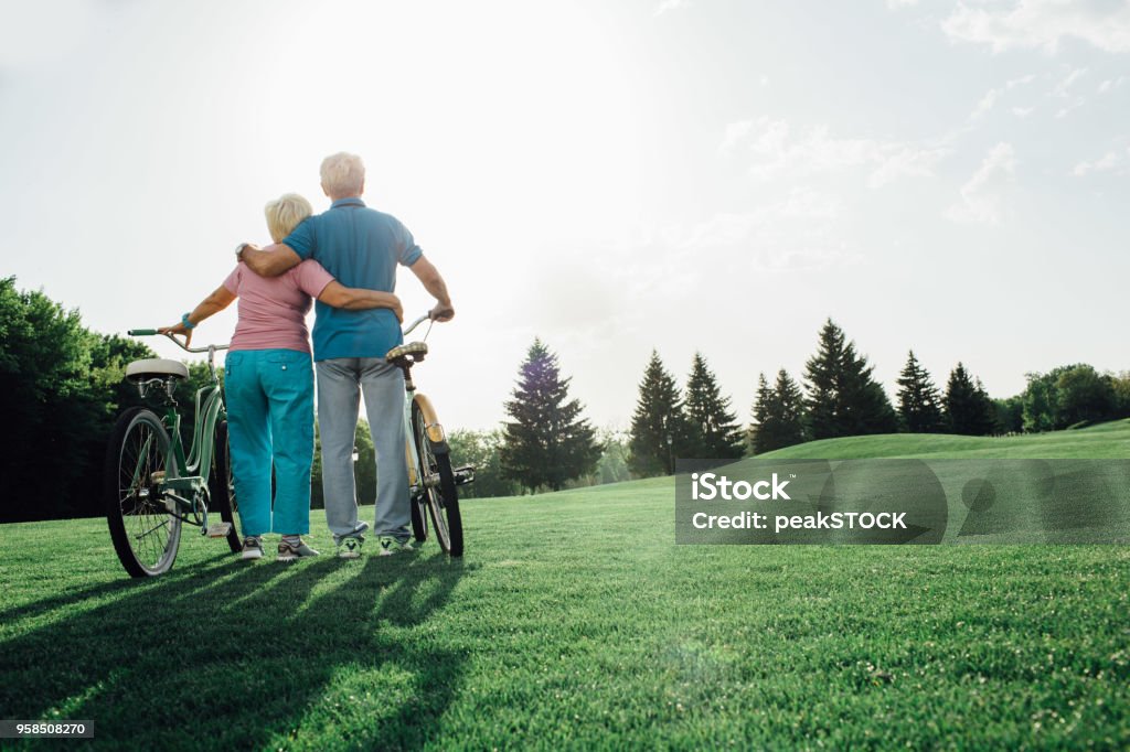 Älteres Paar im Freien mit Fahrrädern - Lizenzfrei Alter Erwachsener Stock-Foto