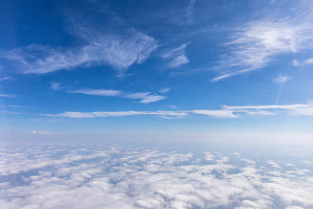 vue depuis l’avion vers le ciel au dessus des montagnes des alpes. ciel bleu avec des nuages. arrière-plan. - air air vehicle beauty in nature blue photos et images de collection