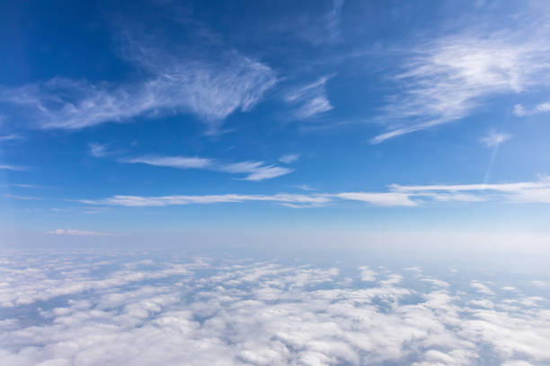 widok z samolotu na niebo nad alpami. błękitne niebo z chmurami. tło. - sky high zdjęcia i obrazy z banku zdjęć