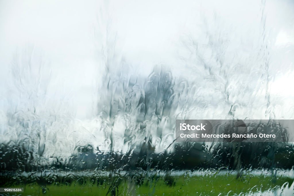 Invierno Paisaje A Través De La Ventana En Un Día Lluvioso Foto de stock y más banco de imágenes de Lluvia torrencial - iStock Invierno Paisaje A Través De La Ventana En Un Día Lluvioso Foto de stock y más banco de imágenes de Lluvia torrencial - iStock