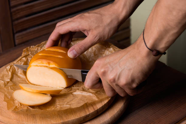 自家製スモーク チーズ - cheese making ストックフォトと画像