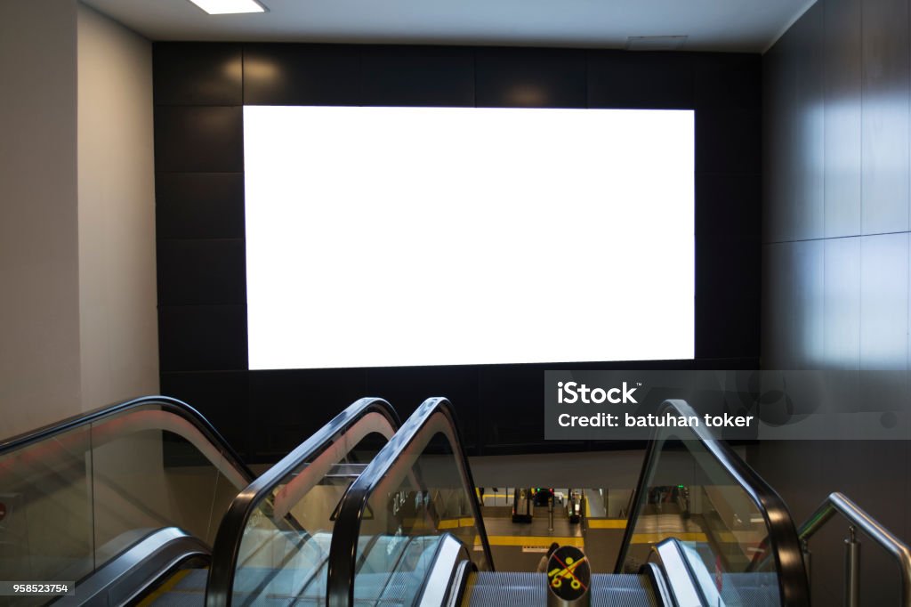 Señalización de Banner cartelera falsa pantalla en metro con escaleras mecánicas - Foto de stock de Valla publicitaria libre de derechos