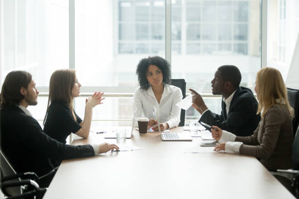 grupo de pessoas multirraciais tendo disputa sobre contrato ruim na reunião - rudeness occupation white collar worker business - fotografias e filmes do acervo