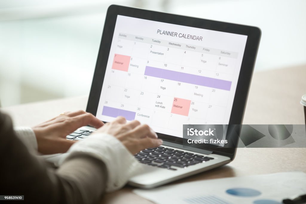 Geschäftsfrau Planung Tag mit digitalen Kalender auf Laptop, Nahaufnahme - Lizenzfrei Kalender Stock-Foto