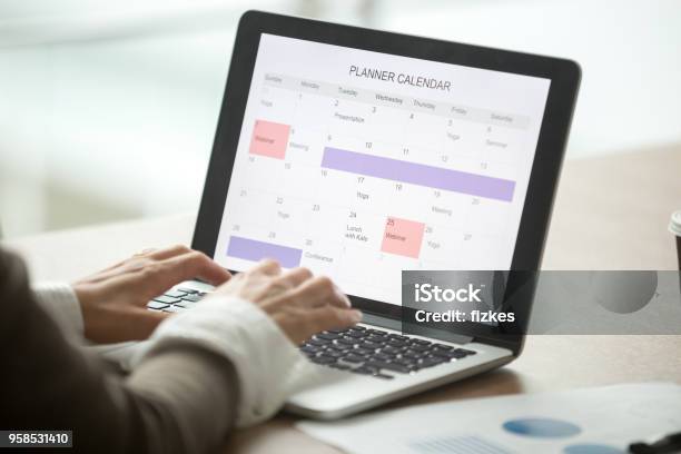 Geschäftsfrau Planung Tag Mit Digitalen Kalender Auf Laptop Nahaufnahme Stockfoto und mehr Bilder von Kalender