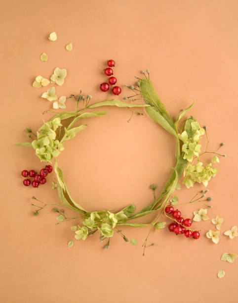 istock Summer wreath on pastel peach background. 958532696