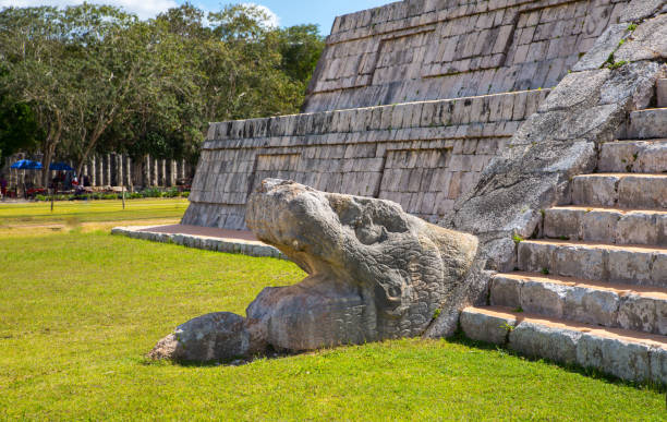 メキシコ、カンクン。チチェン チチェンイッツァ、ユカタン州。エル カスティーヨの基部に大型蛇頭 - tzompantli ストックフォトと画像