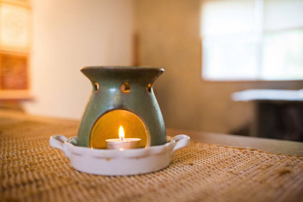 lampe d’arôme à l’intérieur de l’appartement soirée de détente - diffuseur parfums photos et images de collection