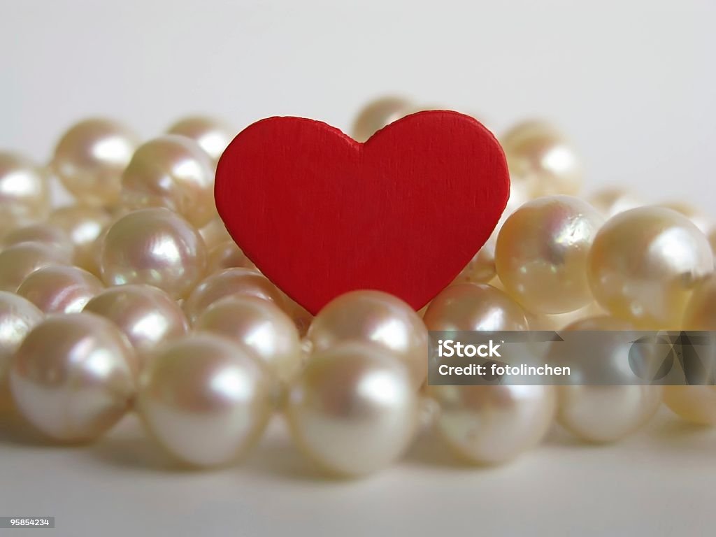 Perlas de color blanco con rojo corazón - Foto de stock de Amor - Sentimiento libre de derechos