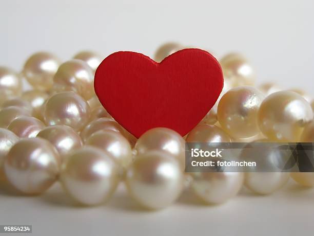 Perlas De Color Blanco Con Rojo Corazón Foto de stock y más banco de imágenes de Amor - Sentimiento - Amor - Sentimiento, Aniversario, Blanco - Color