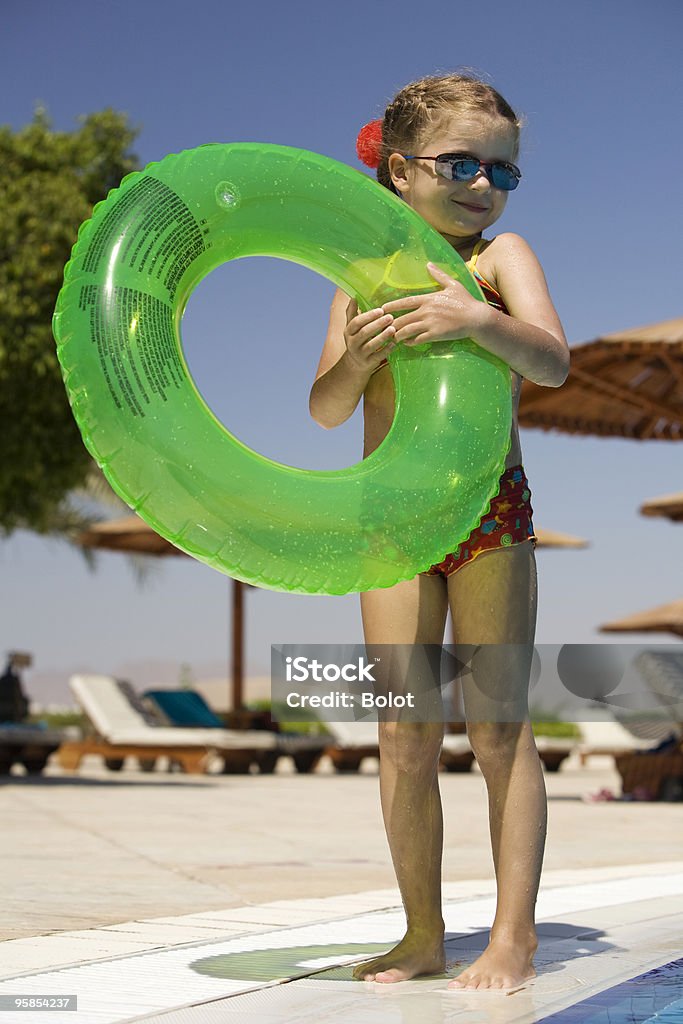 소녀만 입석 인근 수영장 및 쥠 튜브 - 로열티 프리 4-5세 스톡 사진