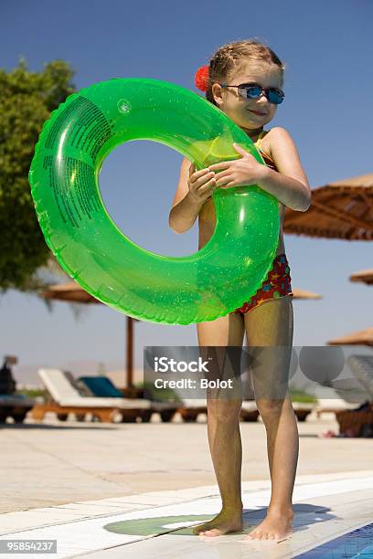 소녀만 입석 인근 수영장 및 쥠 튜브 4-5세에 대한 스톡 사진 및 기타 이미지 - 4-5세, 갈색 머리, 공기 주입