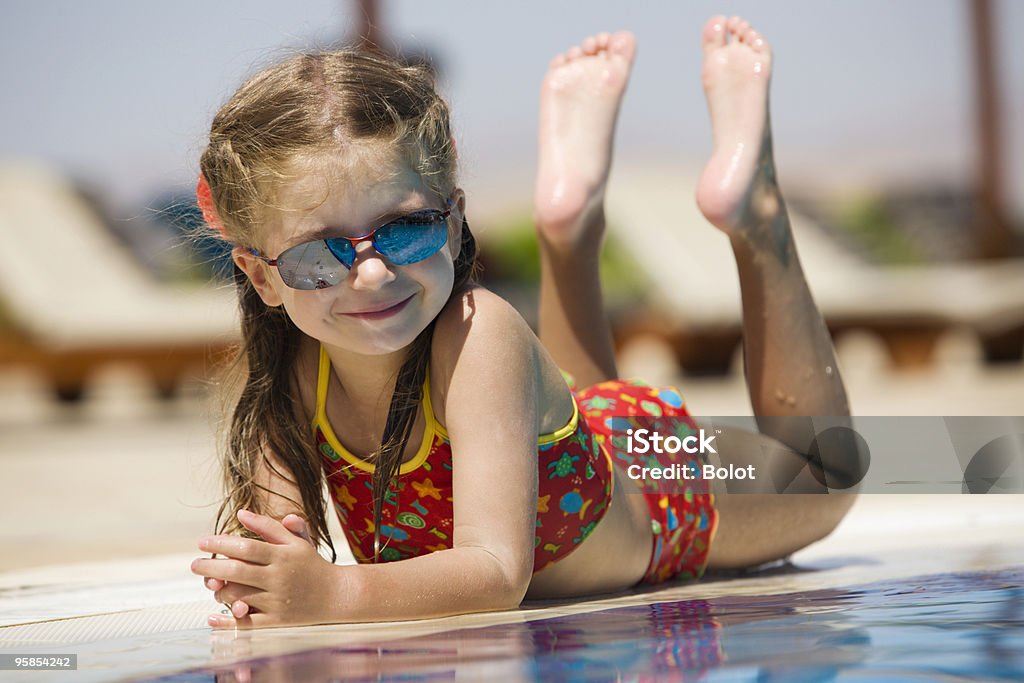 Kleines Mädchen liegen in der Nähe des Swimmingpools - Lizenzfrei 4-5 Jahre Stock-Foto