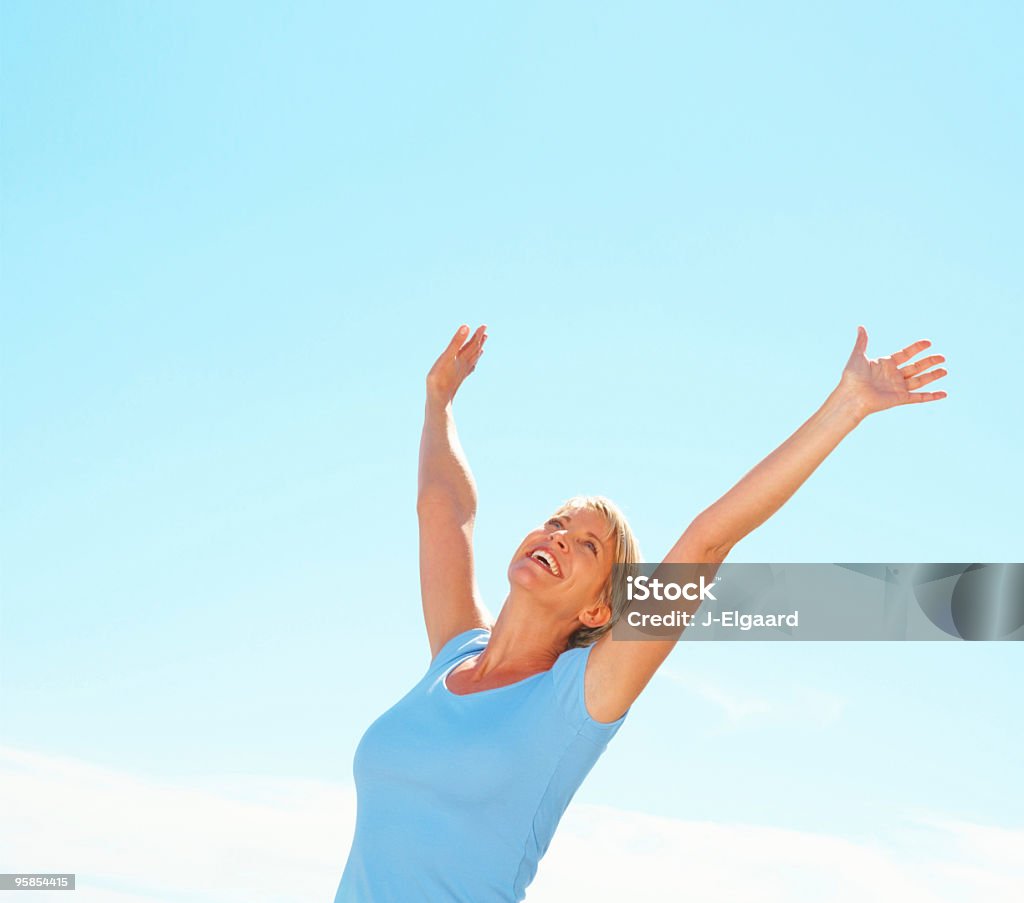 Meados mulher adulta desfrutar de atividades ao ar livre - Foto de stock de 30 Anos royalty-free