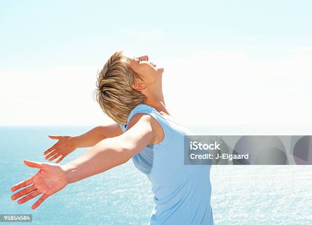 Mujer De Mediana Edad Disfrutar De Actividades Al Aire Libre Junto Al Mar Foto de stock y más banco de imágenes de 30-34 años