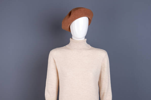 istock Mannequin in beret and turtleneck sweater. 958547584
