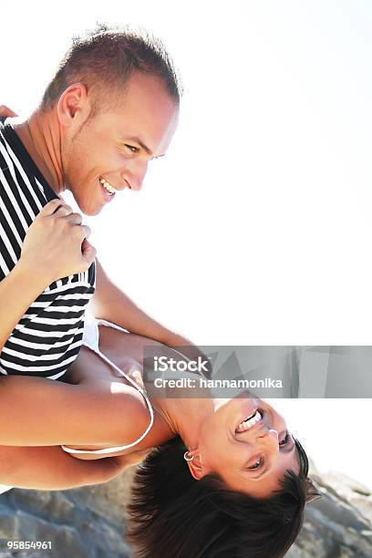 즐거운 행복한 젊은 커플입니다 2명에 대한 스톡 사진 및 기타 이미지 - 2명, 공유-개념, 귀여운
