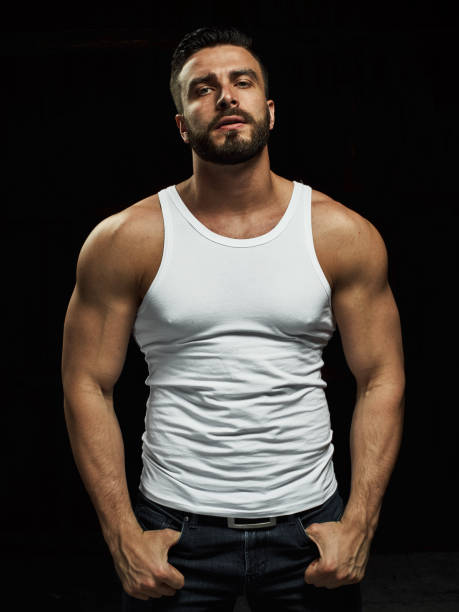 un uomo forte, serio e muscoloso - sex symbol sensuality shirt image foto e immagini stock