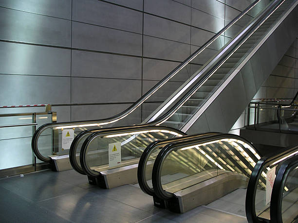 futuriste et moderne escalier en verre & acier - escalator office vehicle interior built structure photos et images de collection