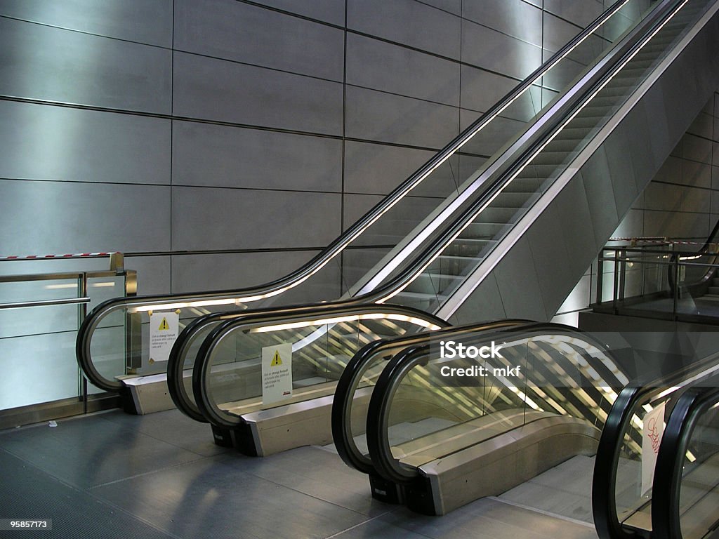 Futurista moderno escada rolante em vidro e aço & - Foto de stock de Escada Rolante royalty-free