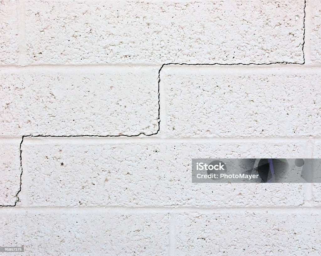 Extérieur mur de briques avec crack - Photo de 1980 libre de droits