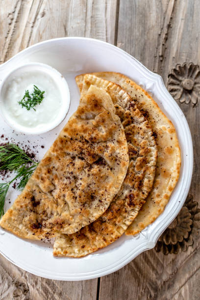 cusiine azerbaïdjanais traditionnel. pain plat qutab - delhi quitab minar qutab new delhi photos et images de collection